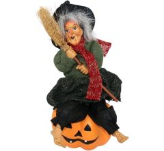 Halloween Decoratieve Heks Zittend Op een Pompoen 9x11x21cm - Incl. Happy Halloween Letterslinger