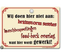 Metal Slogan - Spreukenbord - Tekst Bord - Wij doen hier niet aan: Brainstorm sessies, Lunchbesprek