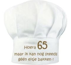 Benza Koksmuts voor volwassenen - Hoera 65 maar ik kan nog steeds géén eitje bakken!