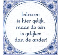 Delfts Blauwe Spreukentegel - Iedereen is hier gelijk maar de één is gelijker ...