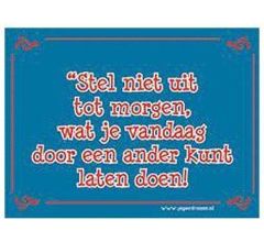 Metal Slogan - Spreukenbord - Tekst Bord - Stel niet uit tot morgen, wat je vandaag door een ander 