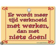 Metal Slogan - Spreukenbord - Tekst Bord - Er wordt meer tijd verknoeid met werken, dan met niets d